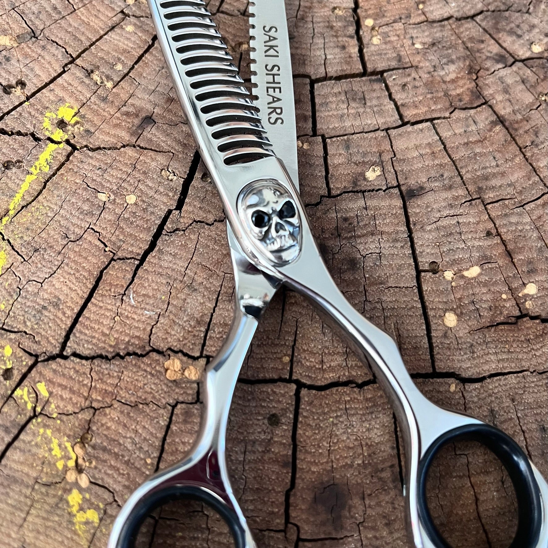Skull hair thinning shears from Saki Shears Tachi